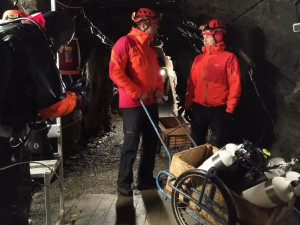 Pražští hasiči cvičili v důlních šachtách orientaci pod vodou