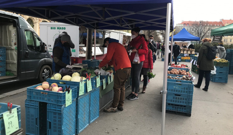 Trhy na Jiřáku jsou zpět. Tlačenice se nekonala, zákazníci dodržují pravidla