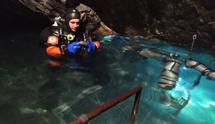 Pražští hasiči cvičili v důlních šachtách orientaci pod vodou