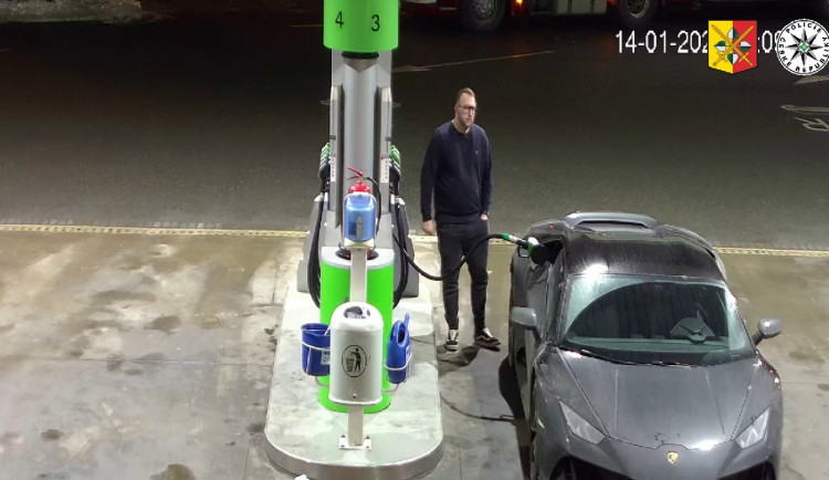 Pražští kriminalisté pátrají po luxusním autě za pět milionů korun. Muž v Praze natankoval a odjel bez zaplacení