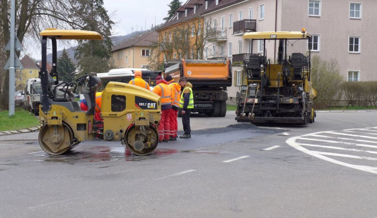 Dopravu v centru lázeňského města komplikují opravy výtluků, řidiči jsou nervózní
