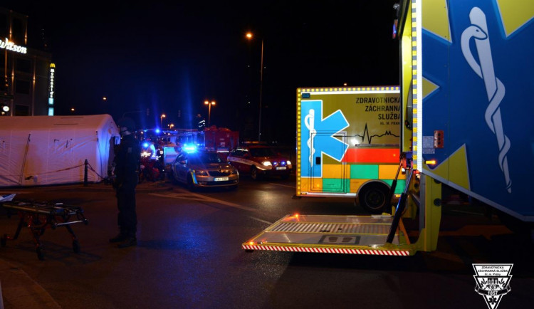 Agresivní muž ohrožoval záchranáře v sanitce. V nemocniční čekárně vyndal penis a rozběhl se proti zdi