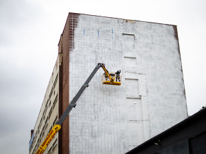 V Praze vzniká největší nástěnná malba. Rád maluju obyčejné lidi, říká David Strauzz