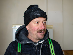 V Praze vzniká největší nástěnná malba. Rád maluju obyčejné lidi, říká David Strauzz