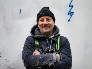 V Praze vzniká největší nástěnná malba. Rád maluju obyčejné lidi, říká David Strauzz