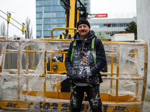 V Praze vzniká největší nástěnná malba. Rád maluju obyčejné lidi, říká David Strauzz