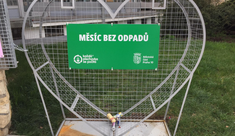 Velké srdce vzniklo na Zahradním Městě v Praze 10. Má motivovat ke sběru plechovek