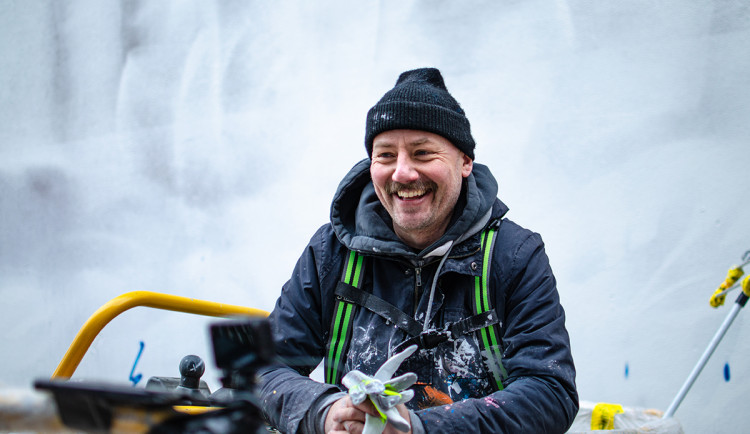 V Praze vzniká největší nástěnná malba. Rád maluju obyčejné lidi, říká David Strauzz