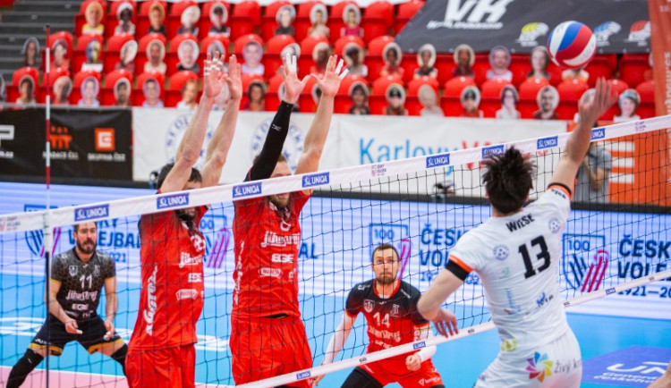 Hráčům by vůbec nevadilo, kdyby si mistrovský pohár a zlaté medaile převzali na jihu Čech