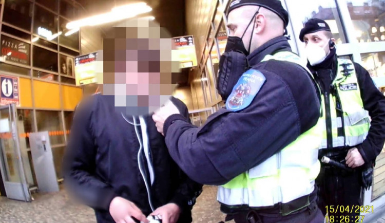 Nezletilý opilý mladík na Andělu nadýchal 2,4 promile alkoholu. Se strážníky si hrál na schovávanou