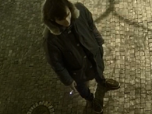 Muž pomaloval fasádu domu na Vinohradech. Nepoznáváte ho?