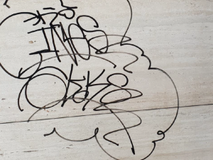 Muž pomaloval fasádu domu na Vinohradech. Nepoznáváte ho?