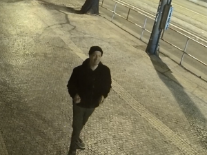 Muž pomaloval fasádu domu na Vinohradech. Nepoznáváte ho?