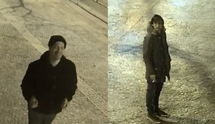 Muž pomaloval fasádu domu na Vinohradech. Nepoznáváte ho?