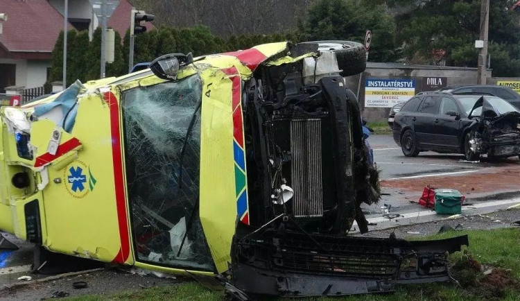 V Úvalech dopoledne havarovala sanitka a převrátila se na bok. Zraněno bylo pět lidí