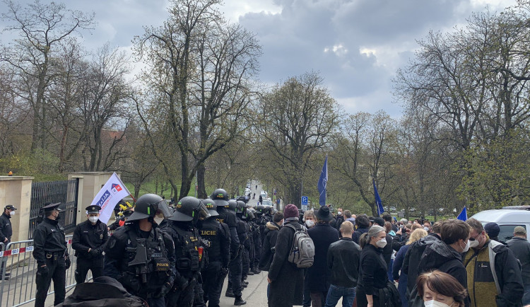 Před ruskou ambasádou demonstrovala stovka lidí. Provolávali Rusku hanbu