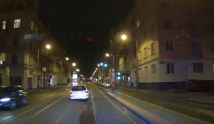 Řidič se řítil Prahou rychlostí 170 kilometrů za hodinu. Nakonec havaroval do sloupu