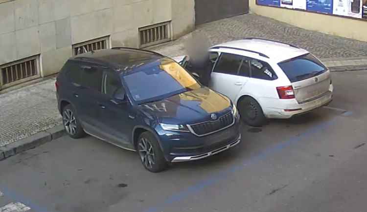 Policisté poslali do vazby 11 lidí v souvislosti s vloupáním do aut v centru Prahy
