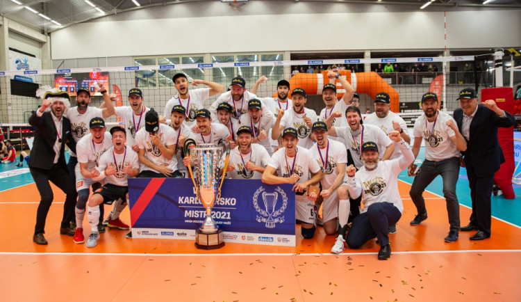 Pohár zůstal v KV Aréně, volejbalisté Karlovarska slaví mistrovský titul