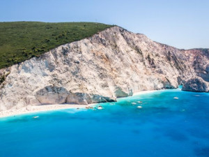 Pohled na nejslavnější pláž Lefkady Porto Katsiki