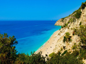 2,5 kilometru dlouhá pláž Egremni