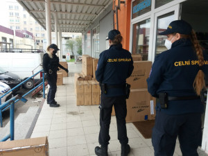 V Sapě aktuálně probíhá rozsáhlý zásah. Celníci objevily sklady plné padělků