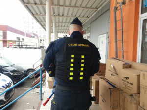 V Sapě aktuálně probíhá rozsáhlý zásah. Celníci objevily sklady plné padělků