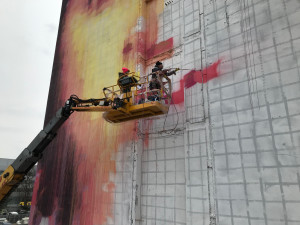 V Holešovicích vzniká obří nástěnná malba z barev, které čistí vzduch