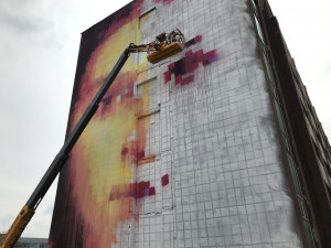 V Holešovicích vzniká obří nástěnná malba z barev, které čistí vzduch