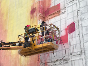 V Holešovicích vzniká obří nástěnná malba z barev, které čistí vzduch