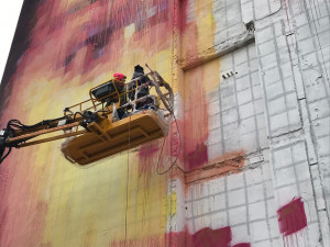 V Holešovicích vzniká obří nástěnná malba z barev, které čistí vzduch