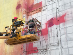 V Holešovicích vzniká obří nástěnná malba z barev, které čistí vzduch