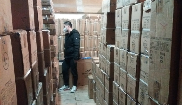 V Sapě aktuálně probíhá rozsáhlý zásah. Celníci objevily sklady plné padělků