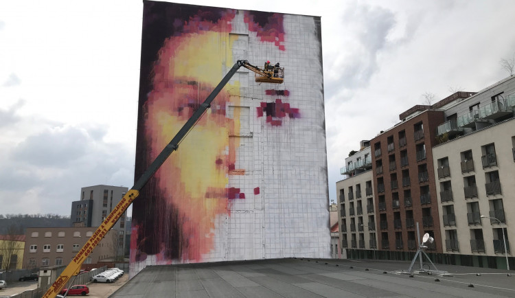 V Holešovicích vzniká obří nástěnná malba z barev, které čistí vzduch