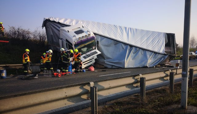 Vážná dopravní nehoda zastavila provoz na Pražském okruhu u Modletic. Místo je stále neprůjezdné