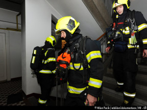 Hasiči zachránili 16 lidí při nočním požáru bytu v Praze 4. Jeden člověk skončil v péči záchranářů