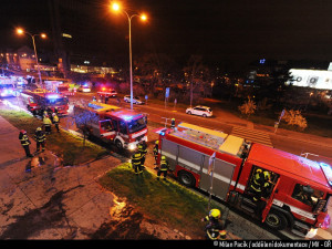 Hasiči zachránili 16 lidí při nočním požáru bytu v Praze 4. Jeden člověk skončil v péči záchranářů