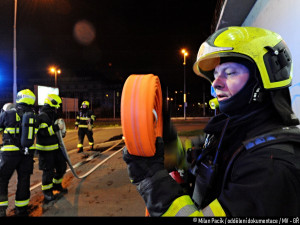 Hasiči zachránili 16 lidí při nočním požáru bytu v Praze 4. Jeden člověk skončil v péči záchranářů