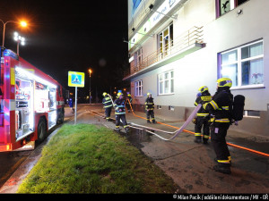 Hasiči zachránili 16 lidí při nočním požáru bytu v Praze 4. Jeden člověk skončil v péči záchranářů