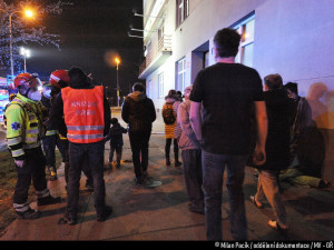 Hasiči zachránili 16 lidí při nočním požáru bytu v Praze 4. Jeden člověk skončil v péči záchranářů