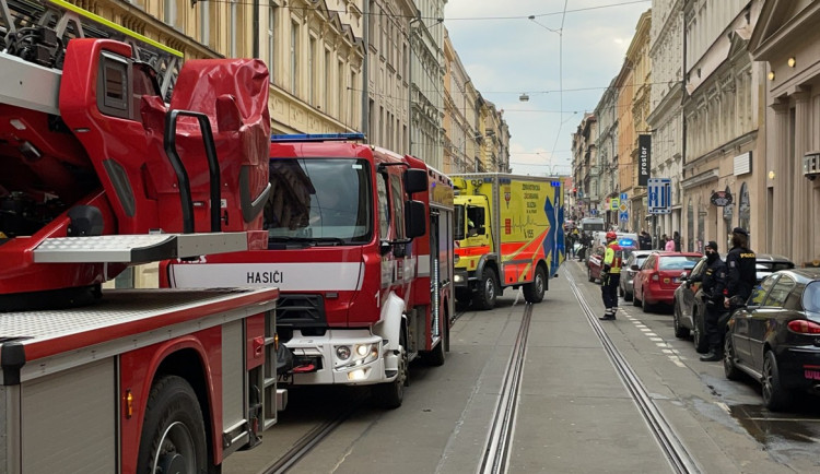 Požár bytu v Praze blokoval dopravu. Hasiči zachránili čtyři lidi a jednoho psa