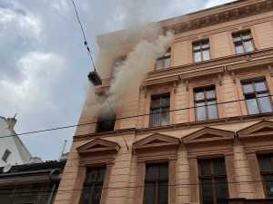 Požár bytu v Praze přerušil dopravu. Hasiči zachránili čtyři lidi a jednoho psa