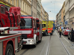 Požár bytu v Praze blokoval dopravu. Hasiči zachránili čtyři lidi a jednoho psa