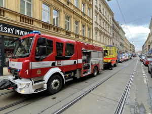 Požár bytu v Praze přerušil dopravu. Hasiči zachránili čtyři lidi a jednoho psa