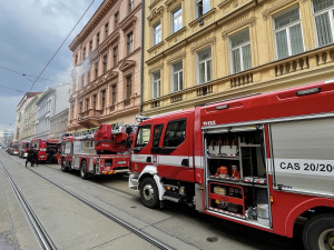 Požár bytu v Praze přerušil dopravu. Hasiči zachránili čtyři lidi a jednoho psa
