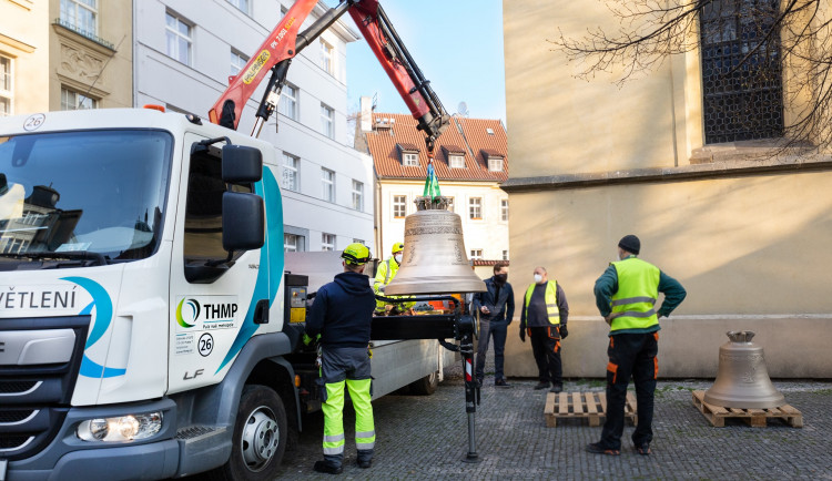 Po 105 letech jsou v kostele sv. Haštala opět všechny zvony. Haštal i František už jsou na svém místě