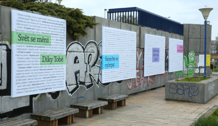 Výstava Básně z dálnice je výběrem sloganů z billboardů u českých dálnic