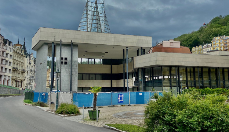 Začínají přípravy návratu vřídelní mísy do objektu kolonády, rekonstrukce jde pomalu do finále