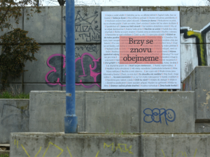 Výstava Básně z dálnice je výběrem sloganů z billboardů u českých dálnic