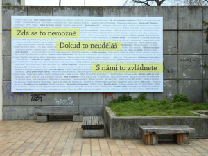 Výstava Básně z dálnice je výběrem sloganů z billboardů u českých dálnic